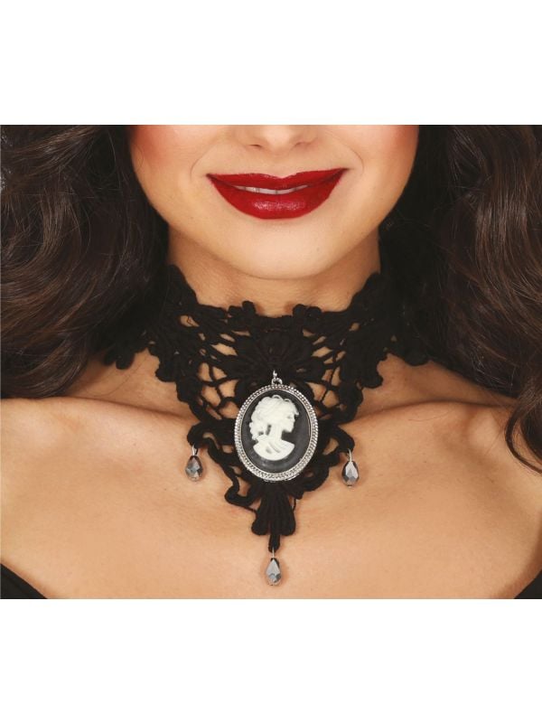 Dark gothic choker met medaillon